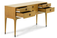 スレンダーな脚が特徴のワイドチェストです。チェスト本体はシンプルに、コーナーにジョイントされた四角い脚は先端に向かって徐々に丸くなるよう削りだしており、スタイリッシュで美しいデザインに仕上げています。ハンドメイドで一つ一つ丁寧に削り出した脚はチェスト本体との一体感があり、まるで完成品かのような仕上がりです。また、汚れやすいとされる足先には汚れが目立ちにくいように、そしてまるで美しい脚に見えるようにと、ひと手間かけてローズウッド材(現在はチーク材のローズウッドカラー塗装への仕様変更となっています)をジョイントしています。