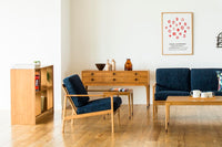 スレンダーな脚が特徴のワイドチェストです。チェスト本体はシンプルに、コーナーにジョイントされた四角い脚は先端に向かって徐々に丸くなるよう削りだしており、スタイリッシュで美しいデザインに仕上げています。ハンドメイドで一つ一つ丁寧に削り出した脚はチェスト本体との一体感があり、まるで完成品かのような仕上がりです。また、汚れやすいとされる足先には汚れが目立ちにくいように、そしてまるで美しい脚に見えるようにと、ひと手間かけてローズウッド材(現在はチーク材のローズウッドカラー塗装への仕様変更となっています)をジョイントしています。