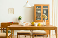 スレンダーな脚が特徴のワイドチェストです。チェスト本体はシンプルに、コーナーにジョイントされた四角い脚は先端に向かって徐々に丸くなるよう削りだしており、スタイリッシュで美しいデザインに仕上げています。ハンドメイドで一つ一つ丁寧に削り出した脚はチェスト本体との一体感があり、まるで完成品かのような仕上がりです。また、汚れやすいとされる足先には汚れが目立ちにくいように、そしてまるで美しい脚に見えるようにと、ひと手間かけてローズウッド材(現在はチーク材のローズウッドカラー塗装への仕様変更となっています)をジョイントしています。