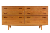 脚がハの字にデザインされたおしゃれなチェストです。幅が広めで合計8つの引き出しがありたっぷり収納できます。木材はチーク材を使用、全面や背面はなどには通常よりも厚めの無垢材をジョイントして、丸みの出るよう削りだしています。これにより丁度いい重量感を演出しています。また、脚部も丁寧に削りだしており、こちらもやわらかい印象を与えてくれるよう仕上げています。手触りなども非常によく高級感があります。