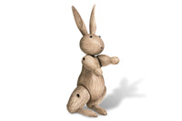 オーク製のウサギは1957年生まれ。カイ・ボイスンファミリーの中では最も新しいメンバー。数十年間、カイ・ボイスンがデザインした動物たちは、子供たちと大人が持つ「子供心」を終わりのない物語と夢へと結びつけています。