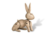 オーク製のウサギは1957年生まれ。カイ・ボイスンファミリーの中では最も新しいメンバー。数十年間、カイ・ボイスンがデザインした動物たちは、子供たちと大人が持つ「子供心」を終わりのない物語と夢へと結びつけています。