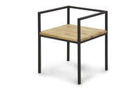 製造工程で余ってしまった辺材を利用したチェアです。弊社はチーク材を使用した家具を製造する際、良質な心材部のみを使用し、辺材は破棄されることとなります。それらを有効活用できないかと考え、辺材を均一に加工し丁寧に継ぎ合わせることで一枚の無垢材として生まれ変わらせました。少し白っぽい部分、黒い部分など、一般的には着色で誤魔化されることの多い辺材部ですが、一切の着色をせず、あえてばらついたナチュラルな状態のままとし、ワイルドな感じに仕上げました。