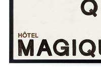 HOTELMAGIQUEはMilouNeelenによって生み出されたブランドです。彼女はフリーランスの仕事を経て、ファッションブランド、スコッチ&amp;ソーダに3年間勤務し、グラフィックデザインの経験を積み、多くのコレクションのプリントやパターンをデザインしました。そして、2013年より独立して活動します。パリのアパートメントからアメリカーナモーテル、ウェスアンダーソンまでレトロなインスピレーションを得たこれらのグラフィックプリントは、シンプルでありながら美しいデザインです。