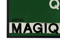 HOTELMAGIQUEはMilouNeelenによって生み出されたブランドです。彼女はフリーランスの仕事を経て、ファッションブランド、スコッチ&amp;ソーダに3年間勤務し、グラフィックデザインの経験を積み、多くのコレクションのプリントやパターンをデザインしました。そして、2013年より独立して活動します。パリのアパートメントからアメリカーナモーテル、ウェスアンダーソンまでレトロなインスピレーションを得たこれらのグラフィックプリントは、シンプルでありながら美しいデザインです。