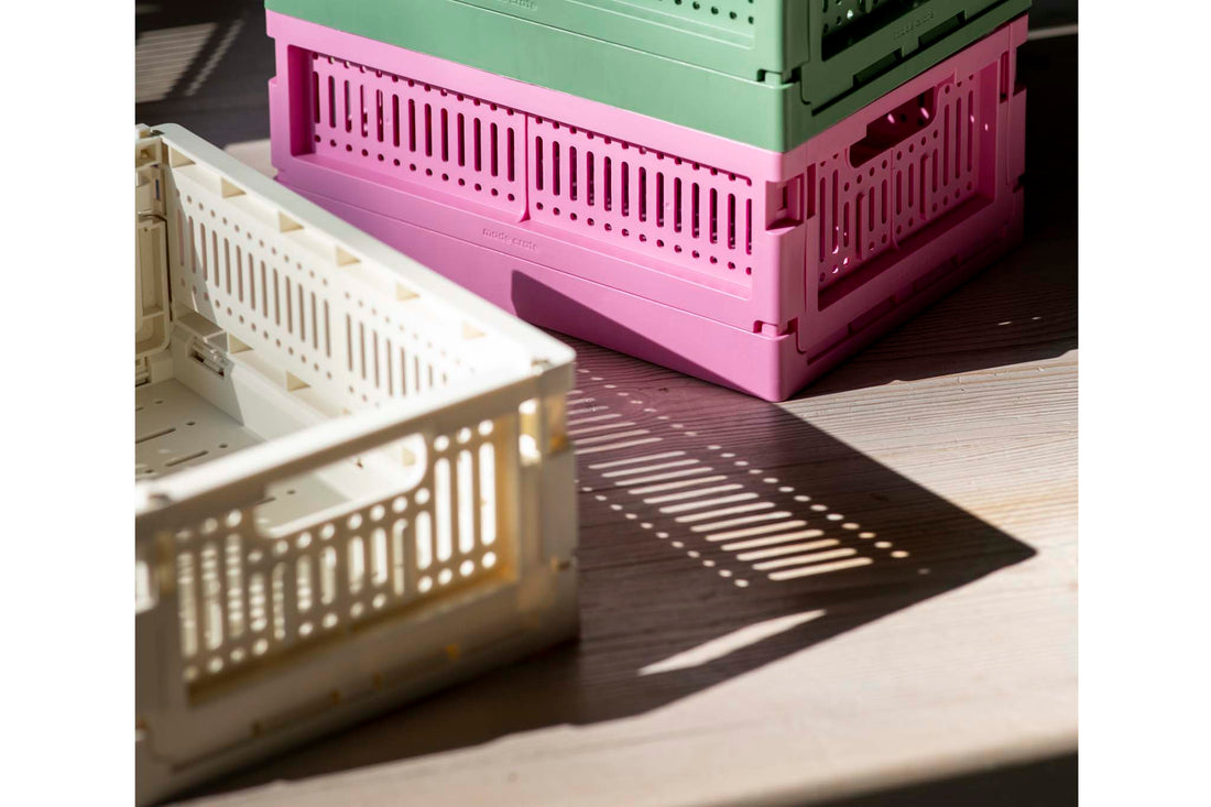 made crateはデンマークのブランドです。100％リサイクルされた環境にやさしいプラスチック廃棄物から作られた折りたたみ箱を製造しています。3つの異なるサイズの箱は積み重ねることができ、無限の創造的な組み合わせが可能になります。またカラーリングが非常にユニークでよくあるシンプルな単色とは違い、北欧らしい優しいペールトーンが独特で印象的です。