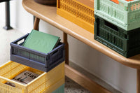 made crateはデンマークのブランドです。100％リサイクルされた環境にやさしいプラスチック廃棄物から作られた折りたたみ箱を製造しています。3つの異なるサイズの箱は積み重ねることができ、無限の創造的な組み合わせが可能になります。またカラーリングが非常にユニークでよくあるシンプルな単色とは違い、北欧らしい優しいペールトーンが独特で印象的です。