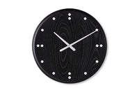 FJClock、フィン・ユールの壁時計は、1950年にニューヨークの国際連合信託統治理事会のインテリアのひとつとしてデザインされたもので、フィン・ユールのデザイン美学のエッセンスを色濃く表現しています。チーク材が持つナチュラルな質感が描く曲線と、また文字盤にはアラビア数字を用いずにアルミで目盛を刻むことにより、フィン・ユールのミニマリズムをより完全なものにしています。