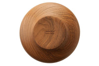 彫刻的なFJボウルは、1951年にデザインされたチンウッド・ボウル・シリーズの中でも最も小さいものです。フィンランドの有名な木製と形と色のバランスの取れた有機的な調和が特長です。材料を最も自然に見せるために、Juhlはティークウッドの有機的なテクスチャと楕円形のうねりのあるリムを対照して脆弱な平衡を打ちます。天然木のシンプルさは幾何学的な複雑さと並置されており、インテリアの設計時に目を引く美しいハーモニーを生み出しています。FJボウルはチーク材の片から作られた手であり、透明なチークオイルで処理されています。