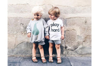 子供が決まって言うセリフ「遊んでいるから」。いつもならイライラしてしまうそんな言葉も「playhard」という文字のTシャツを着せてしまえば可愛く見える。大人には、「workhard」というTシャツ。そして親子で歩いたらとってもユニーク。なんでこんなデザインかって?Nor-Folkというブランドはイギリスに住む夫婦が、子育てを楽しもうと考えて立ち上げたから。ギフトにもお勧めの可愛い商品達です。
