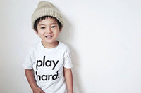 子供が決まって言うセリフ「遊んでいるから」。いつもならイライラしてしまうそんな言葉も「playhard」という文字のTシャツを着せてしまえば可愛く見える。大人には、「workhard」というTシャツ。そして親子で歩いたらとってもユニーク。なんでこんなデザインかって?Nor-Folkというブランドはイギリスに住む夫婦が、子育てを楽しもうと考えて立ち上げたから。ギフトにもお勧めの可愛い商品達です。