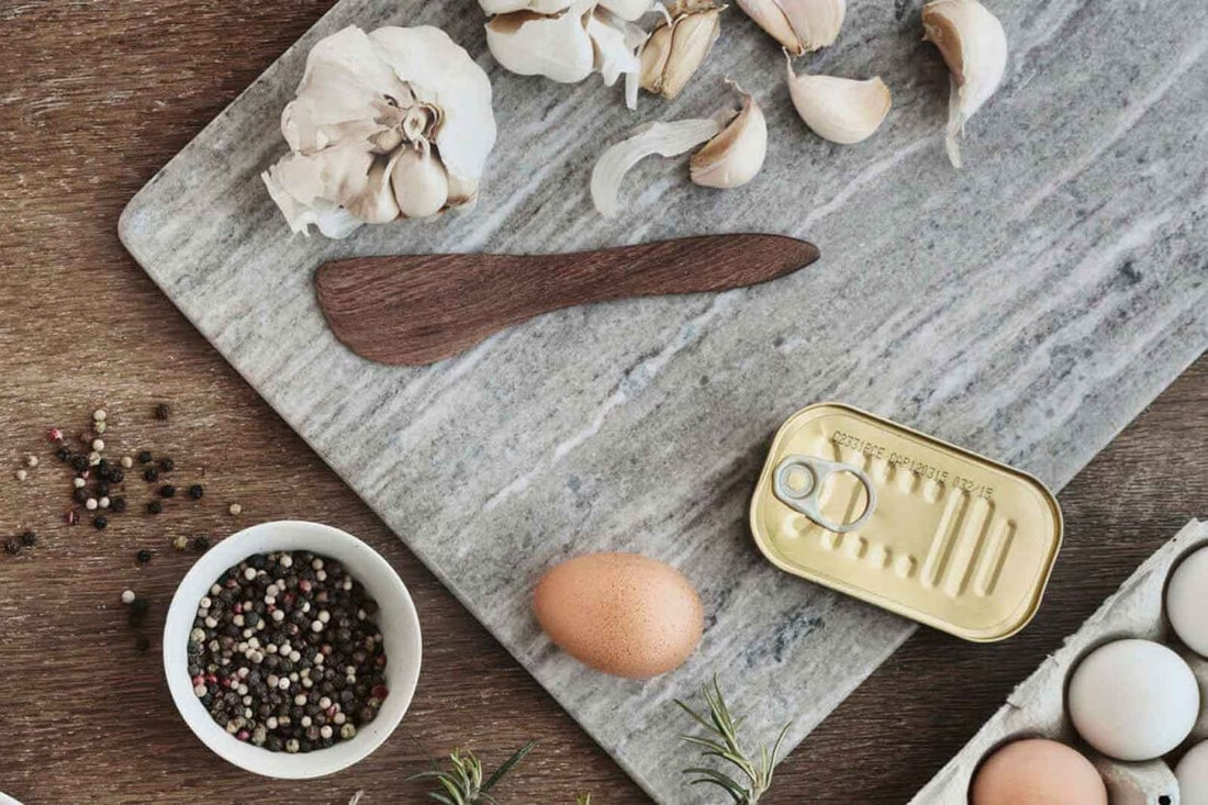 「BrosteCopenhagen」は1955年に設立された伝統的なデンマークのブランドです。キャンドルや食器や装飾品など昔からある物を尊重して、バランス良く現在のデザインを加え、今の生活に馴染む様な製品を作成しています。