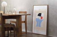 Atelier Cph(アトリエ・シーピーエイチ)は、デンマーク・コペンハーゲンを拠点とするデザインスタジオ兼アートブランドです。ミニマルで構築的なビジュアルを特徴とし、抽象アートやコラージュを中心としたアートポスターを多数手がけています。北欧デザインらしい洗練された感性とバランスの取れた構成美が魅力で、リビング、寝室、書斎、オフィスなど、あらゆる空間に調和と静けさをもたらします。幾何学的なモチーフを用いたアートは、ギャラリーウォールやモダンインテリアのアクセントにも最適。高品質な紙と印刷による仕上がりで、インテリアとしての完成度も高く評価されています。北欧アートポスター、現代アート、ミニマルデザイン、韓国インテリアなど、幅広いスタイルにマッチするスタイリッシュなアートを探している方におすすめです。