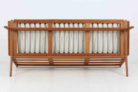 北欧家具を代表するソファ『GE290』です。現在リプロダクト品が販売されていますが、こちらは本物です。元々はベッド会社であるGETAmA社ならではのコイルスプリングが内包されたクッションの座り心地は、弾力があり心地良く、読書や映画などのリラックスタイムに最適です。立ち上がる際も適度なはね返りがあるので、動く時に億劫になる事はありません。HansJ.Wegnerならではの時代を超えた素晴らしいデザインです。横や背面から見るとまた違った表情を感じて頂けると思います。