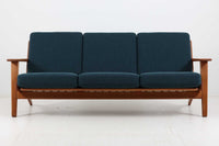 北欧家具を代表するソファ『GE290』です。現在リプロダクト品が販売されていますが、こちらは本物です。元々はベッド会社であるGETAmA社ならではのコイルスプリングが内包されたクッションの座り心地は、弾力があり心地良く、読書や映画などのリラックスタイムに最適です。立ち上がる際も適度なはね返りがあるので、動く時に億劫になる事はありません。HansJ.Wegnerならではの時代を超えた素晴らしいデザインです。横や背面から見るとまた違った表情を感じて頂けると思います。