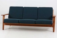 北欧家具を代表するソファ『GE290』です。現在リプロダクト品が販売されていますが、こちらは本物です。元々はベッド会社であるGETAmA社ならではのコイルスプリングが内包されたクッションの座り心地は、弾力があり心地良く、読書や映画などのリラックスタイムに最適です。立ち上がる際も適度なはね返りがあるので、動く時に億劫になる事はありません。HansJ.Wegnerならではの時代を超えた素晴らしいデザインです。横や背面から見るとまた違った表情を感じて頂けると思います。