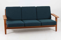 北欧家具を代表するソファ『GE290』です。現在リプロダクト品が販売されていますが、こちらは本物です。元々はベッド会社であるGETAmA社ならではのコイルスプリングが内包されたクッションの座り心地は、弾力があり心地良く、読書や映画などのリラックスタイムに最適です。立ち上がる際も適度なはね返りがあるので、動く時に億劫になる事はありません。HansJ.Wegnerならではの時代を超えた素晴らしいデザインです。横や背面から見るとまた違った表情を感じて頂けると思います。