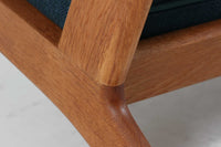 北欧家具を代表するソファ『GE290』です。現在リプロダクト品が販売されていますが、こちらは本物です。元々はベッド会社であるGETAmA社ならではのコイルスプリングが内包されたクッションの座り心地は、弾力があり心地良く、読書や映画などのリラックスタイムに最適です。立ち上がる際も適度なはね返りがあるので、動く時に億劫になる事はありません。HansJ.Wegnerならではの時代を超えた素晴らしいデザインです。横や背面から見るとまた違った表情を感じて頂けると思います。