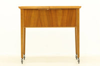 北欧より買い付けたソーイングテーブルです。良質なチーク材が使用されています。天板をスライドすると使い勝手の良い収納部がございます。一見シンプルなデザインに見える所が素敵ではないでしょうか。