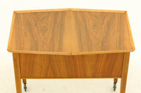 北欧より買い付けたソーイングテーブルです。良質なチーク材が使用されています。天板をスライドすると使い勝手の良い収納部がございます。一見シンプルなデザインに見える所が素敵ではないでしょうか。