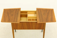 北欧より買い付けたソーイングテーブルです。良質なチーク材が使用されています。天板をスライドすると使い勝手の良い収納部がございます。一見シンプルなデザインに見える所が素敵ではないでしょうか。