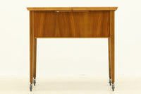 北欧より買い付けたソーイングテーブルです。良質なチーク材が使用されています。天板をスライドすると使い勝手の良い収納部がございます。一見シンプルなデザインに見える所が素敵ではないでしょうか。