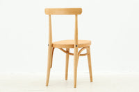 北欧より買い付けたキッズチェアです。小ぶりで可愛らしいデザインです。ビーチ材が使用されており、ナチュラルな雰囲気が魅力的です。