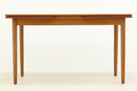 北欧より買い付けたエクステンションダイニングテーブルです。良質なチーク材の綺麗な木目とナチュラルなオーク材の組み合わせが綺麗です。使用目的によって、さっと天板を広げる事が出来ますので、大変便利です。