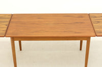 北欧より買い付けたエクステンションダイニングテーブルです。良質なチーク材の綺麗な木目とナチュラルなオーク材の組み合わせが綺麗です。使用目的によって、さっと天板を広げる事が出来ますので、大変便利です。