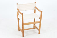 「Ditte&AdrianHeath」デザインのアームチェアです。オーク材とキャンバス生地の組み合わせで、背もたれの本革がデザインポイントになっています。