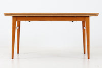 スウェーデンより買い付けた「エレベーターテーブル」です。通常はセンターテーブルとして使用し、来客時などはダイニングテーブルとしてもご使用頂けます。チーク材とビーチ材の組み合わせも綺麗です。デンマーク製の物と違い、側面下の金具を押し上げて昇降&拡張を行います。最初は少し難しいもしれませんが、慣れてくると思います。