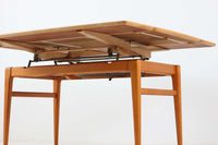 スウェーデンより買い付けた「エレベーターテーブル」です。通常はセンターテーブルとして使用し、来客時などはダイニングテーブルとしてもご使用頂けます。チーク材とビーチ材の組み合わせも綺麗です。デンマーク製の物と違い、側面下の金具を押し上げて昇降&拡張を行います。最初は少し難しいもしれませんが、慣れてくると思います。