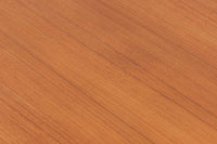 スウェーデンより買い付けた「エレベーターテーブル」です。通常はセンターテーブルとして使用し、来客時などはダイニングテーブルとしてもご使用頂けます。チーク材とビーチ材の組み合わせも綺麗です。デンマーク製の物と違い、側面下の金具を押し上げて昇降&拡張を行います。最初は少し難しいもしれませんが、慣れてくると思います。