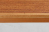 スウェーデンより買い付けた「エレベーターテーブル」です。通常はセンターテーブルとして使用し、来客時などはダイニングテーブルとしてもご使用頂けます。チーク材とビーチ材の組み合わせも綺麗です。デンマーク製の物と違い、側面下の金具を押し上げて昇降&拡張を行います。最初は少し難しいもしれませんが、慣れてくると思います。