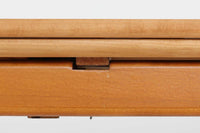 スウェーデンより買い付けた「エレベーターテーブル」です。通常はセンターテーブルとして使用し、来客時などはダイニングテーブルとしてもご使用頂けます。チーク材とビーチ材の組み合わせも綺麗です。デンマーク製の物と違い、側面下の金具を押し上げて昇降&拡張を行います。最初は少し難しいもしれませんが、慣れてくると思います。