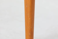 スウェーデンより買い付けた「エレベーターテーブル」です。通常はセンターテーブルとして使用し、来客時などはダイニングテーブルとしてもご使用頂けます。チーク材とビーチ材の組み合わせも綺麗です。デンマーク製の物と違い、側面下の金具を押し上げて昇降&拡張を行います。最初は少し難しいもしれませんが、慣れてくると思います。