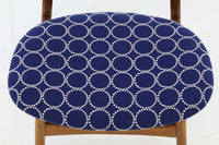 デンマークより買い付けたハンス・J・ウェグナーデザインによるチェア「CH30」です。背もたれのジョイント部が特徴的なデザインです。背もたれにチーク材が使用された希少なモデルです。生地はミナペルホネンの「タンバリン」を使用いたしました。人気のため現在復刻されましたが、チーク材とオーク材の組み合わせはビンテージ品でのみ入手可能です。