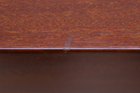 Haslev社の希少なソーイングテーブルです。一見シンプルなフォルムですが、細かい収納スペースがございます。Haslev社ならではの脚のデザインが素敵です。希少なマホガニー材が使用されており、高級感がございます。キャスターは付属しません。