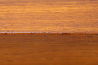 AkselKjersgaardデザインのウォールシェルフです。チーク無垢材とチーク突板材がうまく組み合わされており、シンプルながらも上質で高級感のあるデザインに仕上げっています。