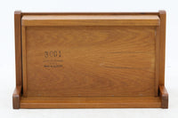 AkselKjersgaardデザインのウォールシェルフです。チーク無垢材とチーク突板材がうまく組み合わされており、シンプルながらも上質で高級感のあるデザインに仕上げっています。