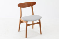 デンマークより買い付けたハンス・J・ウェグナーデザインによるチェア「CH30」です。背もたれのジョイント部が特徴的なデザインです。背もたれにチーク材が使用された希少なモデルです。人気のため現在復刻されましたが、チーク材とオーク材の組み合わせはビンテージ品でのみ入手可能です。