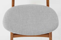 デンマークより買い付けたハンス・J・ウェグナーデザインによるチェア「CH30」です。背もたれのジョイント部が特徴的なデザインです。背もたれにチーク材が使用された希少なモデルです。人気のため現在復刻されましたが、チーク材とオーク材の組み合わせはビンテージ品でのみ入手可能です。