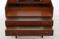 デンマーク製のチェストドレッサーです。一見シンプルなチェストに見えますが、天板を持上げるとドレッサーにもなるフレキシブルなモデルです。良質なチーク材が使用されており、既製品には無い高級感がございます。