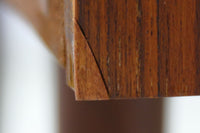 デンマーク製のチェストドレッサーです。一見シンプルなチェストに見えますが、天板を持上げるとドレッサーにもなるフレキシブルなモデルです。良質なチーク材が使用されており、既製品には無い高級感がございます。