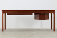 デンマークより買い付けたセンターテーブルです。センターテーブルでは珍しく裁縫セットを収納出来るモデルです。チーク材が使用されており高級感がございます。