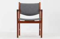 デンマークより買い付けた「JH250」です。織田氏のハンスウェグナーの椅子100にも紹介されている物で、今は無きJohannesHansen社の後期(1974年~)に製造されたモデルです。時代の移り変わりを考えさせられるチェアです。シンプルなデザインで座り心地は良好です。ビンテージ品でのみ入手可能です。