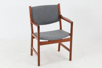 デンマークより買い付けた「JH250」です。織田氏のハンスウェグナーの椅子100にも紹介されている物で、今は無きJohannesHansen社の後期(1974年~)に製造されたモデルです。時代の移り変わりを考えさせられるチェアです。シンプルなデザインで座り心地は良好です。ビンテージ品でのみ入手可能です。