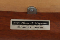 デンマークより買い付けた「JH250」です。織田氏のハンスウェグナーの椅子100にも紹介されている物で、今は無きJohannesHansen社の後期(1974年~)に製造されたモデルです。時代の移り変わりを考えさせられるチェアです。シンプルなデザインで座り心地は良好です。ビンテージ品でのみ入手可能です。