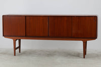 デンマークより買い付けたサイドボードです。良質なチーク材が使用されており、細かいディティールを見ると熟練の職人によって丁寧に作成されている事が伺えます。天板の縁には丸みを帯びた無垢材がジョイントされており、長めの脚とあいまって非常にすっきりとした印象をうけます。既製品には無い素敵なデザインです。