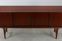 デンマークより買い付けたサイドボードです。良質なチーク材が使用されており、細かいディティールを見ると熟練の職人によって丁寧に作成されている事が伺えます。天板の縁には丸みを帯びた無垢材がジョイントされており、長めの脚とあいまって非常にすっきりとした印象をうけます。既製品には無い素敵なデザインです。